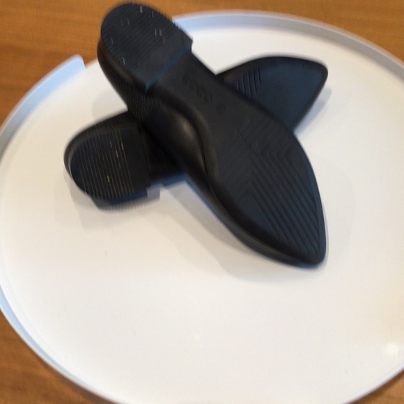 Ecco Black Leather Flats - Picture 5 of 9